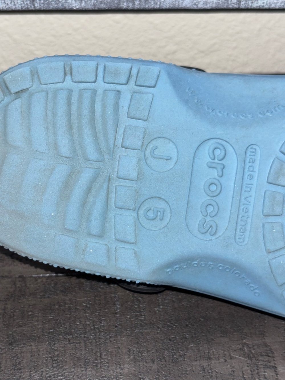 Crocs Kids' Classic Despicable Me Minion Clogs SZ 5 - Picture 7 of 8